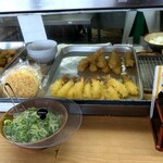 牧のうどん - 揚げ置きされている天ぷら
