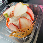 Cafe bistro365 - 白苺&苺のタルト（600円）