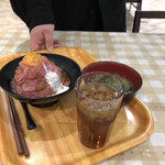ローストビーフ星 - ローストビーフ丼並み、味噌汁