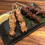 Hanakoma - 熱々で出てきました！やっぱり焼き鳥は熱々に限ります！焼き鳥を頼んでレモンが付いてくるのは珍しい！砂肝のコリコリした食感とタレの絡まった鳥モモはお酒が進みます！