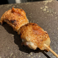 YAKITORI 燃 es - 今回、特に気に入った振袖。パリッパリの香ばしい皮。程よい弾力も残して、皮と対照的に瑞々しい身質。それを一緒に味わえる、王道焼き鳥の最上級とも言える一串！かんずりのアクセントも見事。