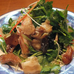 福建家庭料理 旬の香 - 「香菜と豚足のさっぱり和え」：お酢と砂糖でサッと和えた事によって
      口当たりはまろやか！
      豚足のコリコリッと、サクサクの香菜は
      対照的♪
      