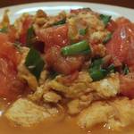 福建家庭料理 旬の香 - 「福建式　トマトと玉子のナンプラー炒め」：トマトの酸味と旨み
      玉子のまろやかさ！
      ナンプラーを加えて、
      コクと香りの痛快パンチ♪
      