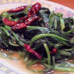 福建家庭料理 旬の香 - 「ほうれん草の香辣炒め」：“塩味ひかえめ”“にんにくで香り付け”という
      シンプルで奥深い福建料理の特長がよく活きたひと皿。
      