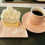 TOYOTA ONE EIGHT COFFEEROASTER - ハンドドリップコーヒー500円　チーズケーキ550円