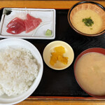 Oogiya Shokudou - 鮪刺身280円にとろろ180円にご飯大160円に味噌汁80円に。