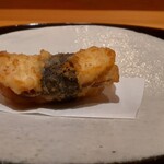 割烹 渡邊 - アイナメの天ぷら、カラスミを挟んでる