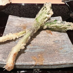 天ぷら うらかみ - 行者にんにく　魚介の天ぷらも美味しいけど、野菜（山菜）の天ぷらが素敵なお店