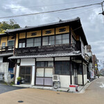 ホテル中川 - ホテルの部屋から見える建物。改装されてはいますが、昔は遊郭通りだったので、旧妓楼かな…？