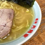 ラーメン六角家 - 鶏油がたっぷり浮いたスープ。