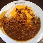 カレーハウス CoCo壱番屋 - スクランブルエッグカレー（ライス400g）。とび辛スパイスをガッパリ振りかけて～ウスターソースをかけていただきま～す♪