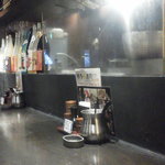 Hakata Mangetsu - 201301　満月　店内→（アクリル板を通し、調理しているのが見えます）