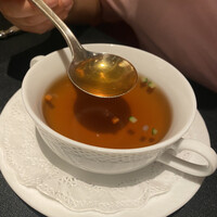 ステーキハウス リブルーム - 名物のダブルコンソメスープ。鉄板でとても美味しいですが、深いオニオングラタンスープ病なのでナカナカ頼めない。。。