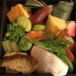 虹 - こちらは見えている料理の下にも料理が隠れている、二段になった料理　春を感じます♪