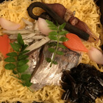 虹 - 海鮮ちらし寿司に白魚に見えるのは氷魚(鮎の稚魚)