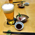 天ぷら処 こさか - 生ビール ＆ お通し（ブリとタコの刺身）（２０１３年１月）