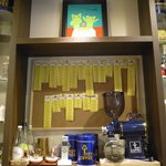 喫茶まるゆ - カウンター奥にある業務用コーヒーミル