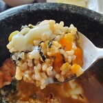 cafe 自休自足 - 最後に出汁を入れて鶏茶漬け…石焼きなのでアツアツ！ご注意！