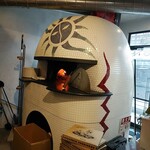 Pizzeria SOGGIORNO - 薪窯は、大阪万博のシンボル「太陽の塔」をイメージして作られています。