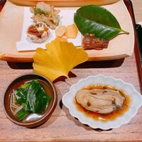 御幸町 田がわ - 八寸
                    ほうれん草のおひたし
                    牡蠣吉野煮
                    三つ葉のかき揚げ
                    干し柿チーズ粕漬け
                    モロコしぐれ煮