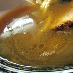 麺家 ぶらいとん - 豚ガラと鶏ガラを12時間煮込んだと言う濃厚醤油豚骨スープ。