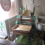 Menya Buraiton - 店頭にある製麺機。