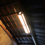 瓢亭 - ✽ 四畳半の間の掛け込み天井と竿縁天井は煤けて黒光りしています。照明にもひさごの形が見えます。