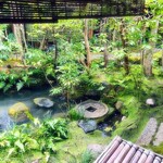 瓢亭 - ✽ 四畳半の間からの庭の眺め　この日は滞在の３時間…最初は日が差し、曇りはじめて雨となって、そして止んでまた明るさが戻ると言う中で庭を愛でるという貴重な体験をさせて頂いた。