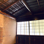 瓢亭 - ✽ 四畳半の間　掛け込み天井と竿縁天井…簡素な造りの侘びの世界…天井の至るところが煤けて黒光りしていて４５０年の歴史が寂びを感じさせる。