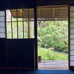 瓢亭 本店 - ✽ 大女将曰く『くずや』でこれだけ開け放して快適に料理を頂ける期間はそう多くはないとの事。陰影が素晴らしい。竹の濡れ縁も景色の構成に一役かっている。