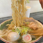 らー麺　Do・Ni・Bo - ビロビロ平打ち太麺をリフト⤴️