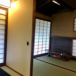 瓢亭 - ✽ 四畳半の間から二畳台目の躙口をのぞむ