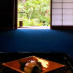 瓢亭 本店 - ✽ 日本座敷を墨絵に喩えるなら…障子は最も淡い部分で床の間は最も濃い部分…引き入れられた光線が…此処彼処へ朦朧たる隈を生む　『陰翳礼讃』谷崎潤一郎より