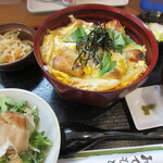となりの食堂 - 焼きとり親子丼　サラダ付き