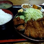 とんかつ　よしの - メン・ロース定食　1000円　右端にメンチ。