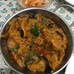 バーワルチー - チキンベイガン:バターチキンと真逆の鋭い香りと味