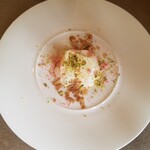 アル・ケッチァーノ - ◆本日のドルチェ いちごを 包み込むヨーグルトのムース