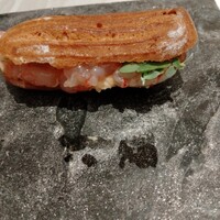 クイントカント - エクレアの生地の甘みとエビの新鮮さがたまらない一品。