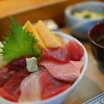 まぐろ丼（¥750税込み）サラダ、お新香、汁物付きます