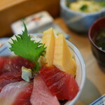 ひょうたん寿司 - まぐろ丼（¥750税込み）サラダ、お新香、汁物付きます