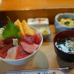 まぐろ丼（¥750税込み）サラダ、お新香、汁物付きます