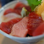 Hiyoutan Sushi - まぐろ丼（¥750税込み）サラダ、お新香、汁物付きます