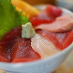 まぐろ丼（¥750税込み）サラダ、お新香、汁物付きます