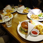 マグズカフェ - ところ狭しと並ぶディナープレート