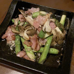 旬酔基じ - アスパラベーコン♬
      鉄板ジュージューです♡