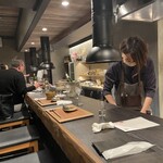 中津をにく - 改装後のカウンター　左奥