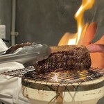 中津をにく - タンを丹念に焼く