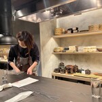 中津をにく - 左　棚には新しい器