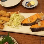 金町製麺 - 鮭焼き＋イワシのフライ