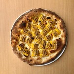 모로코 시마 미레의 노란 피자 (옥수수) 바냐 카우다베이스